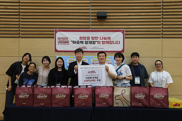▲21일 배팅 사이트 양재점 지준형 점주(좌측에서 여섯 번째)와 서초구립 한우리정보문화센터 이재용 관장(좌측에서 다섯 번째)을 비롯한 관계자들이 '러브백 캠페인' 기념사진을 촬영하고 있다.(사진=다이닝브랜드그룹)