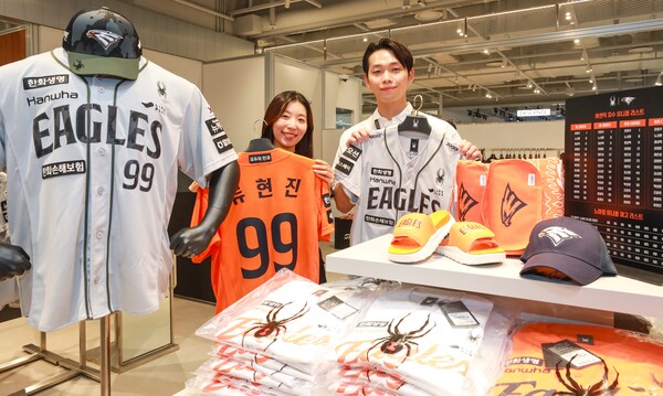 ▲27일 오전, 충북 청주시 흥덕구 가경동에 위치한 커넥트배팅 사이트 청주 2층 '한화이글스' 팝업스토어에서 직원들이 상품을 소개하고 있다./사진=현대백화점