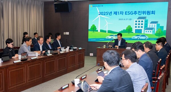 ▲27일 서울 중구 본사에서 '2025년 제1차 ESG추진위원회'를 개최했다. (가운데) 최동하 수석부행장./사진=NH농협은행