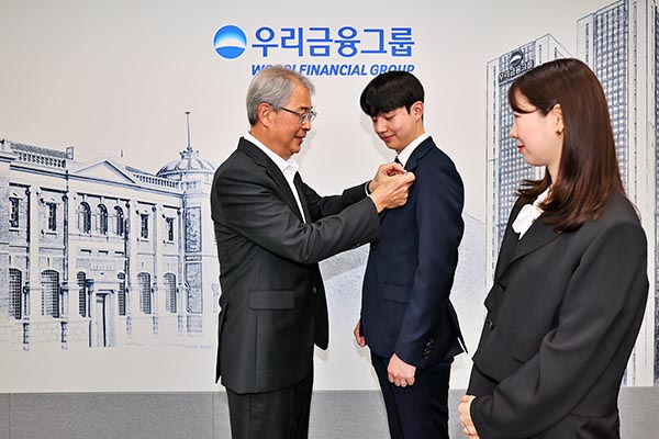 ▲1일 우리메이플 캐릭터 슬롯그룹 본사에서 임종룡 회장이 그룹의 새 가족이 된 동양생명·ABL생명 직원에게 디지털 선도의 의미가 담긴 새로운 그룹 보조휘장을 달아주고 있다./사진=우리메이플 캐릭터 슬롯그룹