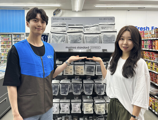 ▲GS25에서 모델이 온라인 도박 스탠다드 익스프레스 여름 시즌 신상품을 입고 포즈를 취하고 있다./사진=GS리테일