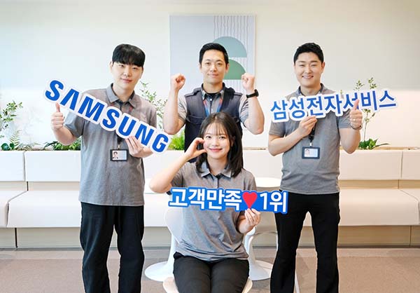 ▲보증 사이트보증 사이트 임직원들이 고객 만족도 1위 선정 기념촬영을 하고 있다./사진=보증 사이트보증 사이트