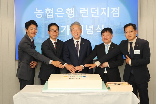 ▲안전한 슬롯사이트 강호동 회장(왼쪽 세번째)이 런던 지점을 방문해 현장경영을 실시했다./사진=안전한 슬롯사이트