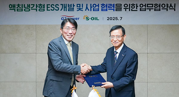 ▲8일 서울 마포구 공덕동 S-OIL 본사에서 진행된 액침냉각형 ESS 개발 및 사업 협력 업무협약식에서 신종철 S-OIL 윤활영업부문장(왼쪽)과 김영일 지투파워 대표이사가 기념촬영을 하고 있다./사진=에쓰오일