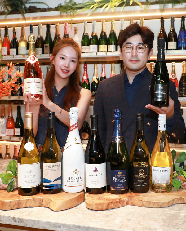 ▲8일 오전, 서울 강남구에 위치한 현대백화점 무역센터점 지하 1층 와인웍스 매장에서 직원들이 '이달의 와인' 7월 상품을 소개하고 있다./사진=현대백화점