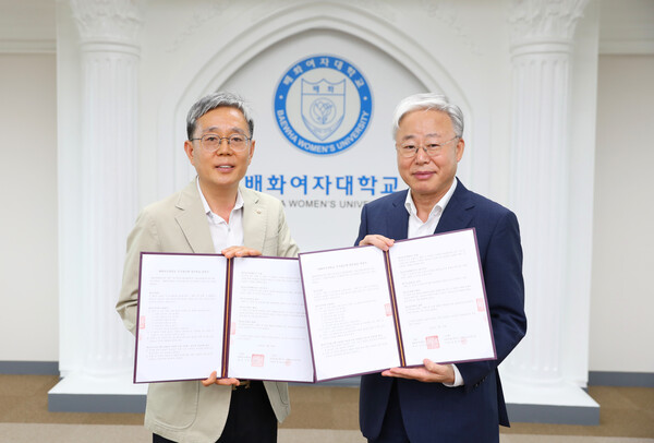 ▲NH농협은행 서울본부가 8일 배화여자대학교와 주거래은행 협약을 체결했다. (왼쪽부터) NH농협은행 서울본부 정현범 본부장, 배화여자대학교 이후천 총장./사진=NH농협은행