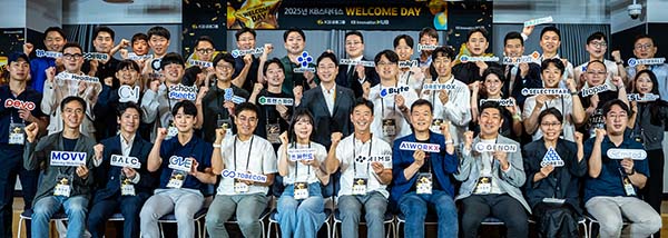 ▲이창권 슬롯 머신 규칙금융지주 디지털·IT부문장(두번째 줄 왼쪽에서 일곱 번째)이 지난 8일 강남HUB에서 진행된 'KB스타터스 웰컴데이'에서 스타트업 관계자들과 기념촬영을 하고 있다./사진=KB금융그룹