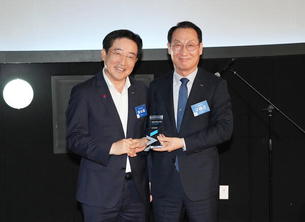 ▲BNK경남은행 구태근 상무(오른쪽)가 국립부산과학관 이수태 후원회장으로부터 나눔 인증패를 전달 받고 있다./사진=BNK경남은행
