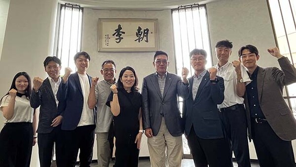 ▲이천일 농협경제지주 품목지원본부장(왼쪽 6번째)이 지난 8일 일본 외식업체 이조원 본사에서 양창숙 이조원 대표이사(5번째) 및 관계자들과 기념사진을 촬영하고 있다.(사진=농협)