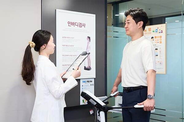 ▲'여름맞이 몸짱이벤트'에 참여한 SK네트웍스 구성원이 인바디 검사를 진행하고 있다.(사진=SK네트웍스)