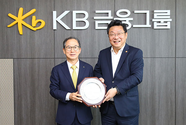 ▲양종희 KB금융그룹 회장(왼쪽)과 주형환 저출생고령사회위원회 부위원장이 지난 9일 여의도 KB국민은행 신관에서 기념촬영을 하고 있다./사진=KB금융그룹