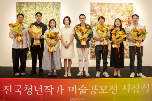 ▲호반문화재단은 지난 10일 전국청년작가 미술공모전 ‘2025 H-EAA: HOBAN-Emerging Artist Awards’의 시상식을 개최했다.(사진=호반문화재단)