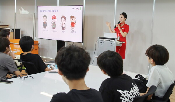 ▲티웨이항공이 11일, 국립항공박물관에서 마곡하늬중학교 학생들을 대상으로 항공진로체험교육 강연을 진행하고 있다./사진=티웨이항공