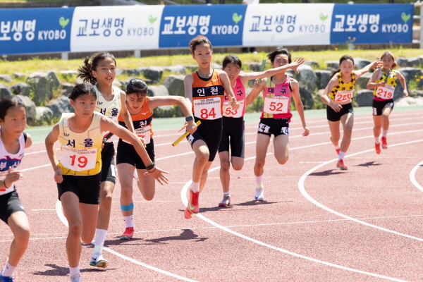 ▲도박 사이트 추천의 ‘2025 도박 사이트 추천컵 꿈나무체육대회’가 충청남도 서천군에서 육상을 시작으로 한 달간의 열전에 돌입했다.(사진=도박 사이트 추천)