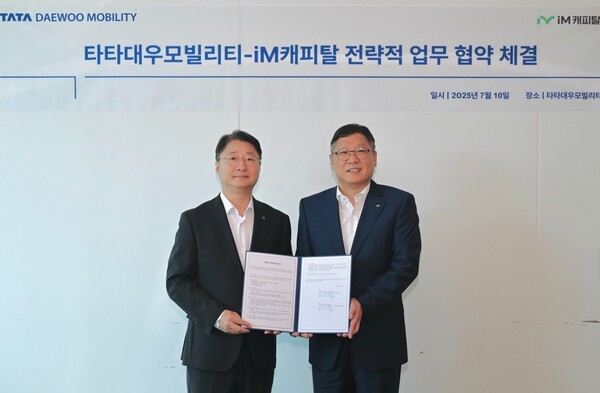 ▲iM캐피탈이 지난 10일 서울 상암동 타타대우판매 서울사무소에서 타타대우모빌리티와 상용차 구매 고객을 위한 전략적 업무제휴 협약(MOU)을 체결했다. (왼쪽부터) 타타대우모빌리티 김태성 사장과 iM캐피탈 김성욱 대표이사./사진=iM캐피탈