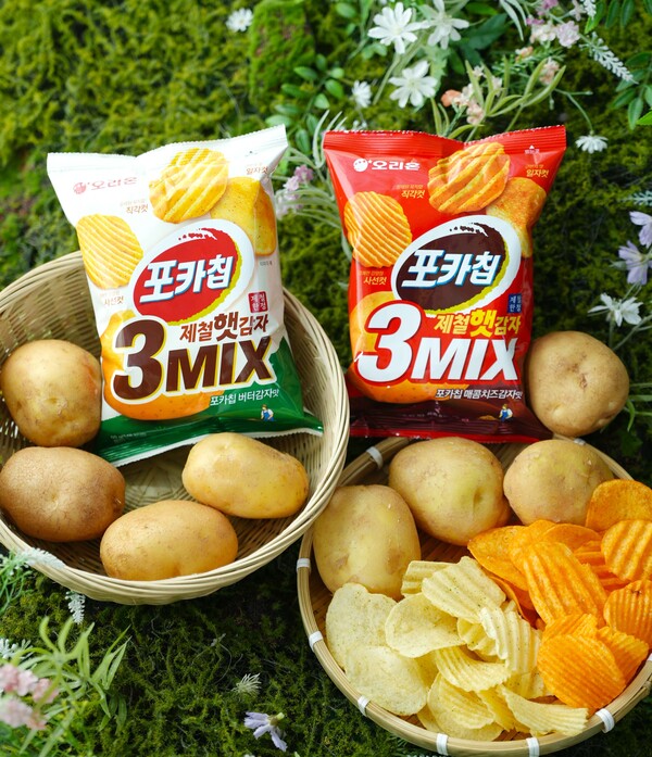 ▲오리온이 제철 햇배팅 사이트로 만든 ‘포카칩 햇배팅 사이트 3MIX 버터배팅 사이트맛’과 ‘포카칩 햇배팅 사이트 3MIX 매콤치즈배팅 사이트맛’ 2종출시했다./사진=오리온