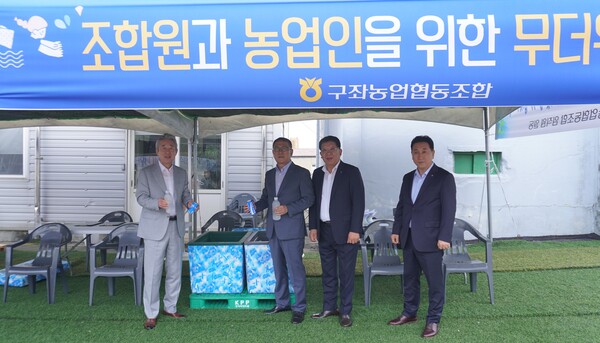 ▲농협중앙회 강호동 회장(왼쪽)이 15일 제주 지역을 찾아 지역 농‧축협이 운영 중인 무더위 쉼터를 방문해 냉방기기 상태, 생수·음료 제공, 구급 용품 비치 여부 등을 확인하고 있다./사진=농협중앙회