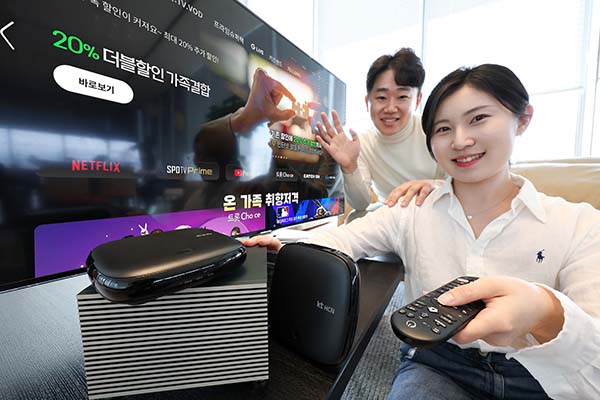 ▲모델들이 ipit TV 화면 앞에서 kt skylife와 kt HCN 셋톱박스와 함께 KT 그룹의 미디어 플랫폼 확대를 소개하고 있다./사진=KT