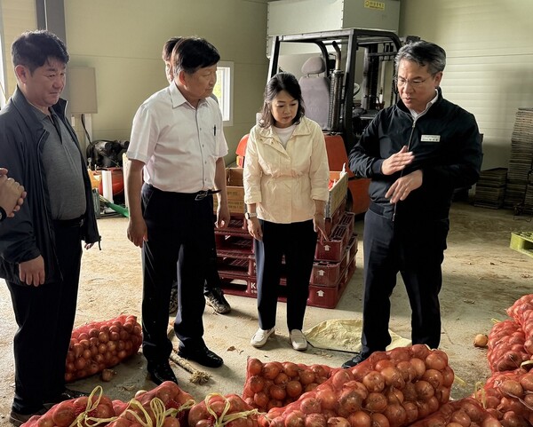 ▲박서홍 도박 게임 농업경제대표이사(오른쪽 첫번째)가 15일 경기 고양시에 위치한 신도농협 관내 군납 농가를 방문해 홍성규 신도농협 조합장(왼쪽 두번째)과 부대 공급 품목의 출하동향을 점검하고 있다./사진=도박 게임