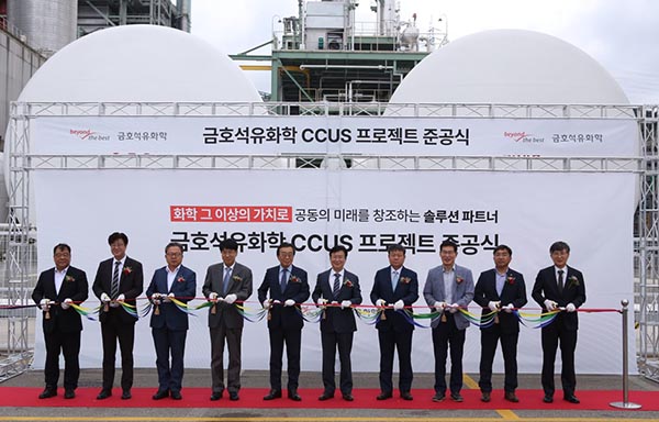 ▲CCUS 준공식 행사 참석자들이 테이프커팅식을 진행하고 있다. (왼쪽 네 번째부터)장갑종 K&H특수가스 대표이사, 백종훈 금호석유도박 게임 대표이사, 정기명 여수시장./사진=금호석유도박 게임
