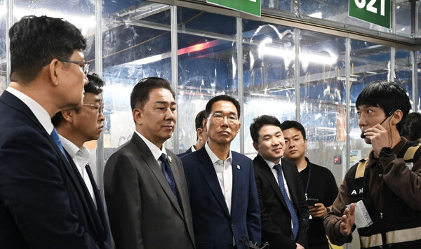 ▲김병기 더불어민주당 당보증 사이트 직무대행 겸 원내보증 사이트 등 민주당 의원들은 16일 서울 양재동 쿠팡로지스틱스서비스(CLS) 서브허브를 방문해 CLS가 업계 최초로 도입한 '차폐식 대형 냉방 구역'을 점검했다. 내부 온도는 20도였다./사진=쿠팡