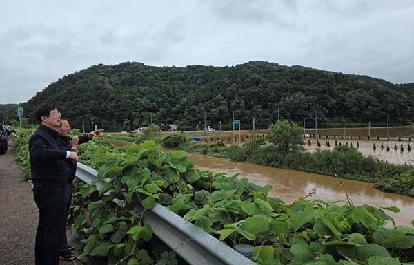 ▲17일 안병우 농협경제지주 축산경제대표이사가 전국적으로 내린 폭우로 축산농가의 피해가 발생함에 따라 충청남도 당진시를 긴급 방문해 현장상황을 점검했다./사진=농협