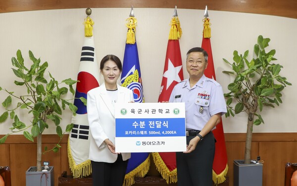 ▲동아오츠카가 육군사관학교 하계 군사훈련에 포카리스웨트 4200개를 전달했다. (왼쪽부터) 이진숙 동아오츠카 마케팅본부 전무, 소형기 육군사관학교 교장(육군소장)./사진=동아오츠카