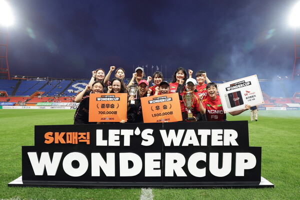 ▲제주 지역 여자 풋살대회 'LETS WATER WONDER CUP' 시상식 모습./사진=SK매직