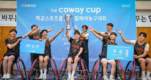 ▲‘제1회 코웨이 컵 학교스포츠클럽 휠체어농구대회’에서 우승한 한빛누리고 학생들이 우승컵을 들고 기념촬영을 하고 있다./사진=코웨이