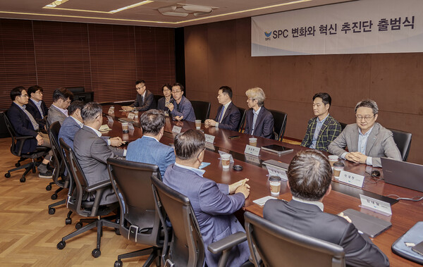 ▲SPC그룹이 '변화와 혁신 추진단'을 출범한다. 서울 양재동 SPC그룹 본사에서 21일 열린 '변화와 혁신 추진단' 출범식에서 송영수 파리크라상 노조위원장이 발언하고 있다. 허진수 변화와 혁신 추진단 의장(뒷줄 가운데)./사진=SPC그룹