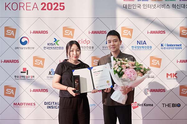 ▲'소셜아이어워드 2025'에서 대기업부문 블로그 대상을 수상한 HL그룹 브랜드전략팀 박희라 책임매니저(왼쪽)와 허민 팀장이 기념촬영을 하고 있다./사진=HL그룹
