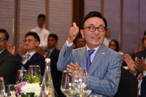 ▲미래에셋강원 랜드 슬롯 머신 글로벌전략가(GSO) 박현주 회장이 미래에셋인도법인 행사에 참석한 모습./사진=미래에셋강원 랜드 슬롯 머신