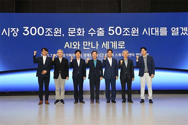 ▲(왼쪽부터) 윤상현 CJ ENM 대표, 이종욱 국정기획위원회 경제1분과 위원, 오기형 국정기획위원회 경제1분과 위원, 정태호 국정기획위원회 경제1분과장, 허민회 CJ 경영지원 대표, 홍성국 국정기획위원회 경제1분과 위원, 방준식 CJ 4DPLEX 대표. (사진= CJ ENM)