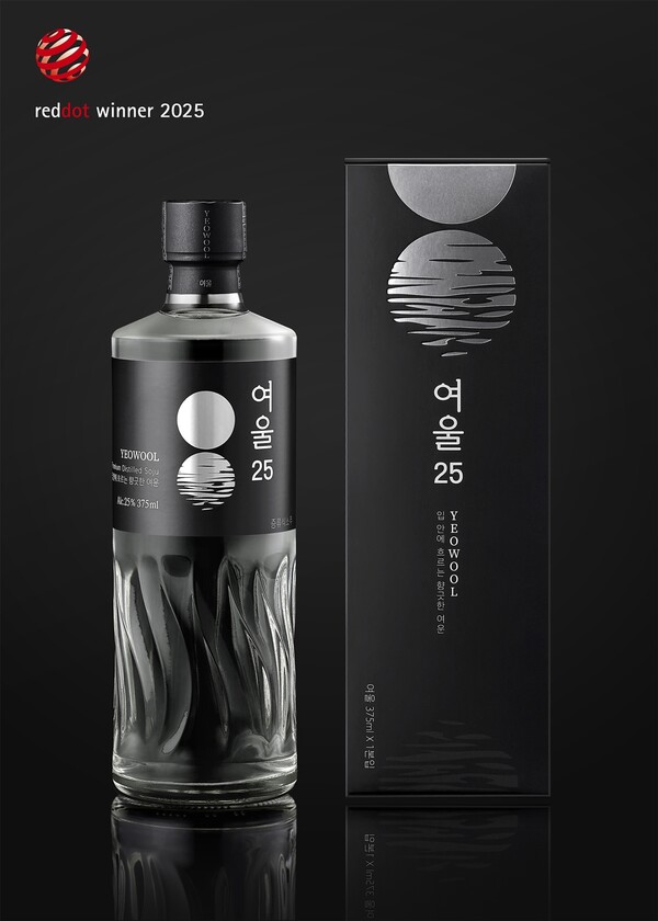 ▲증류식 소주 ‘여울’이 ‘레드닷 디자인 어워드’ 브랜드&커뮤니케이션 디자인 부문에서 본상을 수상했다./사진=롯데칠성음료