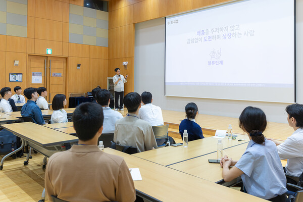▲코웨이가 지난 1일 2025년 R&D 인턴사원을 대상으로 입문교육 오리엔테이션을 진행했다. 최인두 코웨이 환경기술연구소장이 환영 인사를 전하고 있다./사진=코웨이