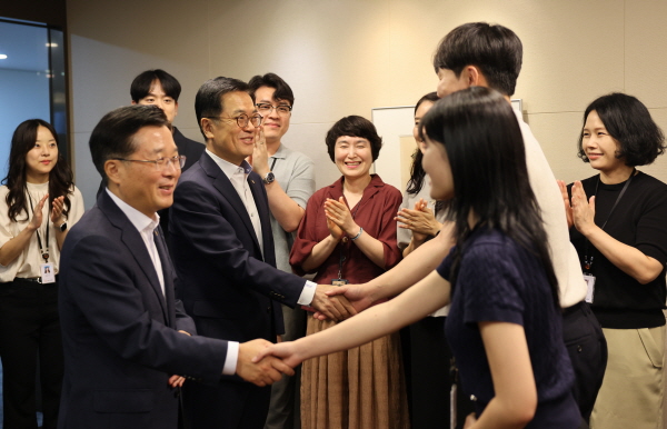 ▲한화생명은 5일 임시주주총회와 이사회를 거쳐 권혁웅 부회장 및 이경근 사장이 각자 대표이사로 취임했다.(사진=한화생명)