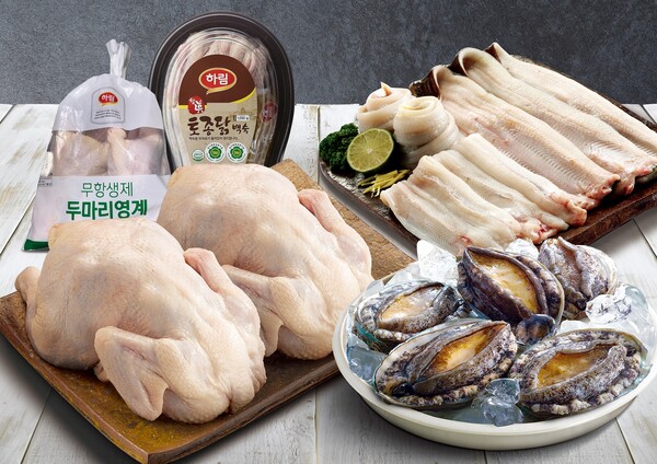 ▲이마트가 다가오는 말복을 맞아 7일부터 일주일간 민물장어, 전복 등 수산물 보양식을 중심으로 대규모 할인 행사를 진행한다./사진=이마트