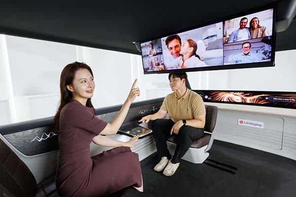 ▲7일 서울 코엑스에서 열린 'K-디스플레이 2025' 전시회에서 LG디스플레이 임직원이 차량용 디스플레이를 소개하고 있다./사진=LG디스플레이