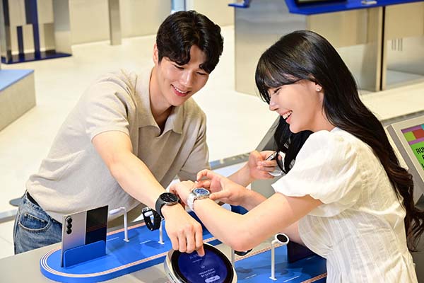 ▲삼성스토어 홍대 '갤럭시 스튜디오'에서 '갤럭시 워치8'과 '갤럭시 워치8 클래식'을 체험하는 모습./사진=삼성전자