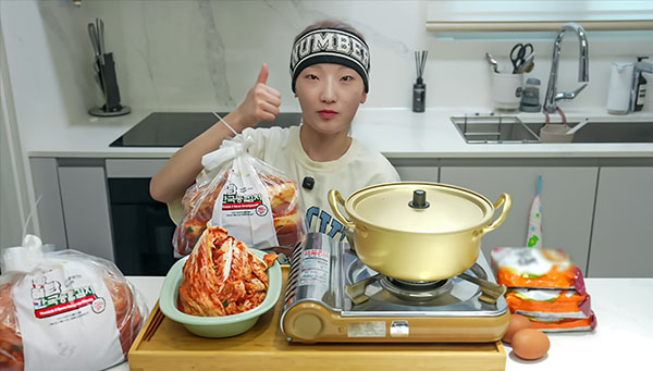 ▲유튜버 히밥이 '히밥, 한국농협김치' 제품의 시식후기 콘텐츠를 촬영하고 있다./사진=농협