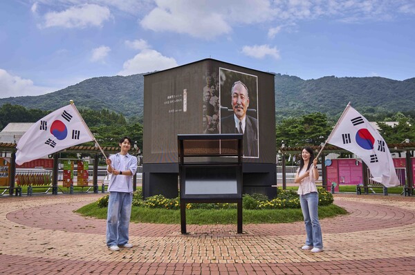 ▲SK텔레콤이 독립기념관과 광복 80주년을 맞아 AI 기술로 복원한 독립운동가들의 생생한 모습과 목소리를 담은 특별 영상을 공개한다. 고화질로 복원한 독립운동가의 영상을 관람하고, 또렷하게 복원된 독립운동가의 육성을 들을 수 있는 LED 미디어큐브./사진=SKT