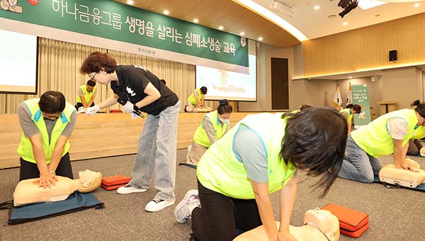 ▲하나금융그룹이 지난 21일 하나금융그룹 명동사옥에서 그룹 임직원을 대상으로 ‘골든타임 4분, 생명을 지키는 심폐소생술’ 교육을 실시했다. 사진은 이날 교육에 참석한 하나금융그룹 임직원들이 심폐소생술(CPR) 실습을 하고 있는 모습./사진=하나금융그룹