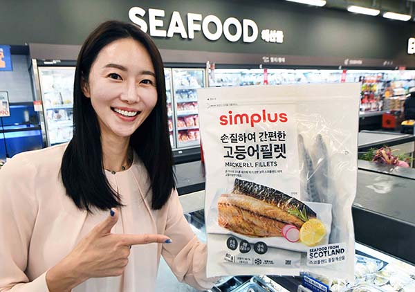 ▲모델이 22일 ‘홈플러스 메가 푸드 마켓 라이브’ 강서점에서 스코틀랜드산 ‘심플러스 손질하여 간편한 고등어필렛’을 소개하고 있다./사진=홈플러스