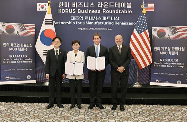 ▲한국가스공사가 25일(현지시각) 미국 워싱턴에서 글로벌 에너지 기업인 트라피구라를 포함한 공급업체들과 LNG 도입 계약을 체결했다. (왼쪽부터)김정관 산업통상자원부 장관, 최연혜 가스공사 사장, 리차드 홀텀(Richard Holtum) 트라피구라 사장, 하워드 러트닉(Howard Lutnick) 미국 상무부 장관./사진=한국가스공사