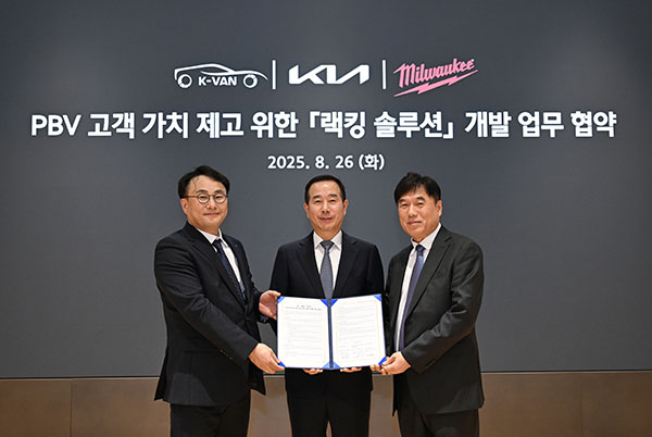 ▲지난 26일 기아 브랜드 체험관 Kia360에서 열린 협약식에서 (왼쪽부터)정의근 케이밴 대표이사, 정원정 기아 국내사업본부장(부사장), 박용범 밀워키 코리아 대표이사가 기념촬영을 하고 있다./사진=기아