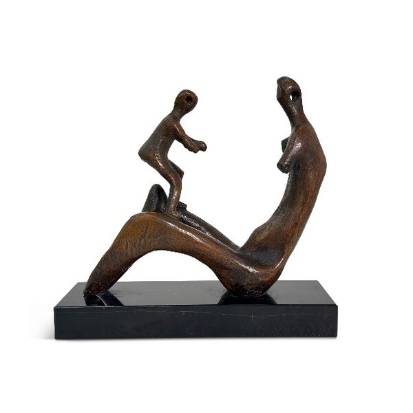 ▲헨리 무어, Mother and Child: Fragment, 1956, Bronze, height 15.3cm, Edition of 9, no. 8./사진=롯데호텔앤리조트