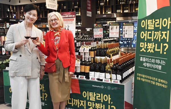 ▲ 28일 오전 서울 등촌동 ‘홈플러스 메가 푸드 마켓 라이브’ 강서점에서 홈플러스 세계미식여행 3탄 ‘이탈리아, 어디까지 맛봤니?’ 개최 행사에 참석해 기념 촬영을 하고 있다. (왼쪽부터) 조주연 홈플러스 사장, 에밀리아 가토 주한이탈리아대사./사진=홈플러스
