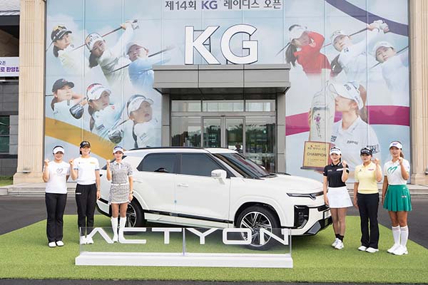 ▲28일 경기도 용인시 써닝포인트CC에서 열린 '제14회 KG 레이디스 오픈' 공식 포토콜에서 (왼쪽부터)유현조, 방신실, 배소현, 이예원, 노승희, 이동은 선수가 포즈를 취하고 있다./사진=KGM