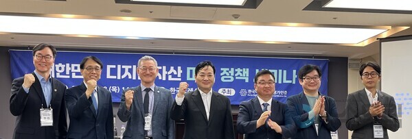 ▲28일 한국플래티넘 슬롯평가인증이 개최한 '대한민국 디지털자산 미래 정책 세미나'에서 참석자들이 기념촬영을 하고 있다. (사진 좌측부터) 장민 포스텍 교수, 하준 前NH농협 이사회 의장, 김용진 서강대 교수, 박창범 한국디지털자산평가인증 의장, 이영하 전 감사원 특조국장, 고진석 텐스페이스 대표, 스티브 영 김 바이낸스 이사. 사진=곽바다 슬롯 사이트 드림 기자