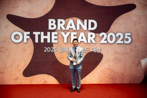 ▲김기태 보람상조 대표이사가 2025 올해의 브랜드대상을 수상한 뒤 기념촬영을 하고 있다./사진=보람그룹